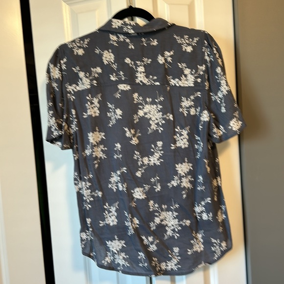 Cute top - Picture 3 of 3